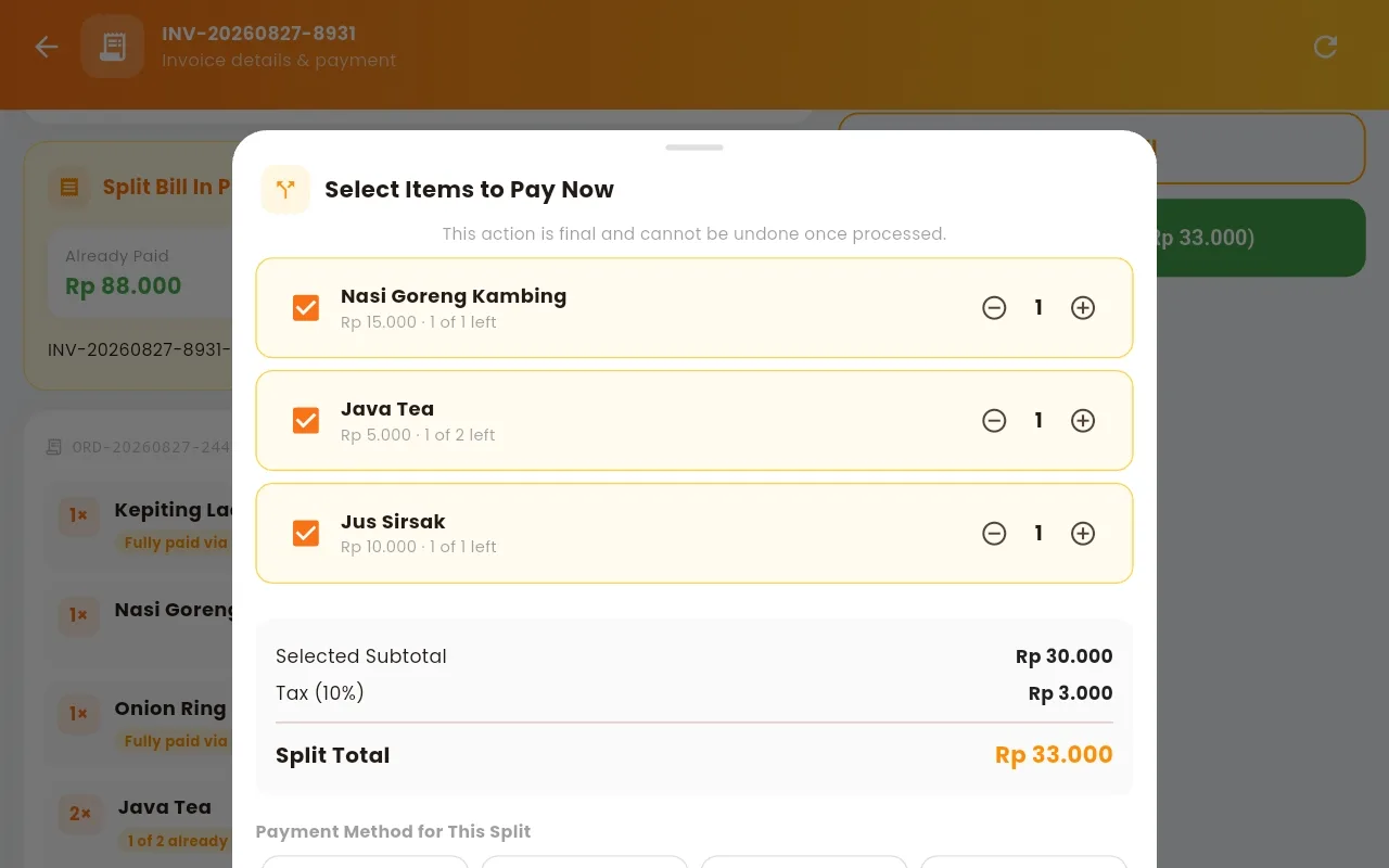 Kasir melakukan split bill